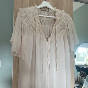 Beige blus - Begie blus från Zara, endast använd en gång. Mycket sklnt material mycket bekväm och snygg blus! Stor i storlek