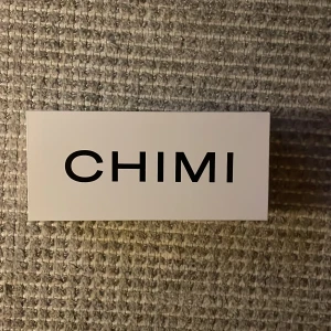 Svarta runda solglasögon från CHIMI - Snygga svarta solglasögon från CHIMI med rund form och transparent båge. Kommer med originalfodral och box. Perfekta för dig som vill ha en stilren och modern look med en touch av edge. Jätte liten defekt som man kan se på bild 4 men det är inget som syns när man har dem på