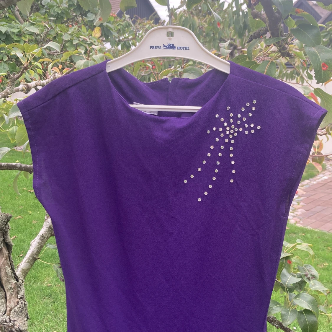 Lila långklänning med pärldetalj - 1