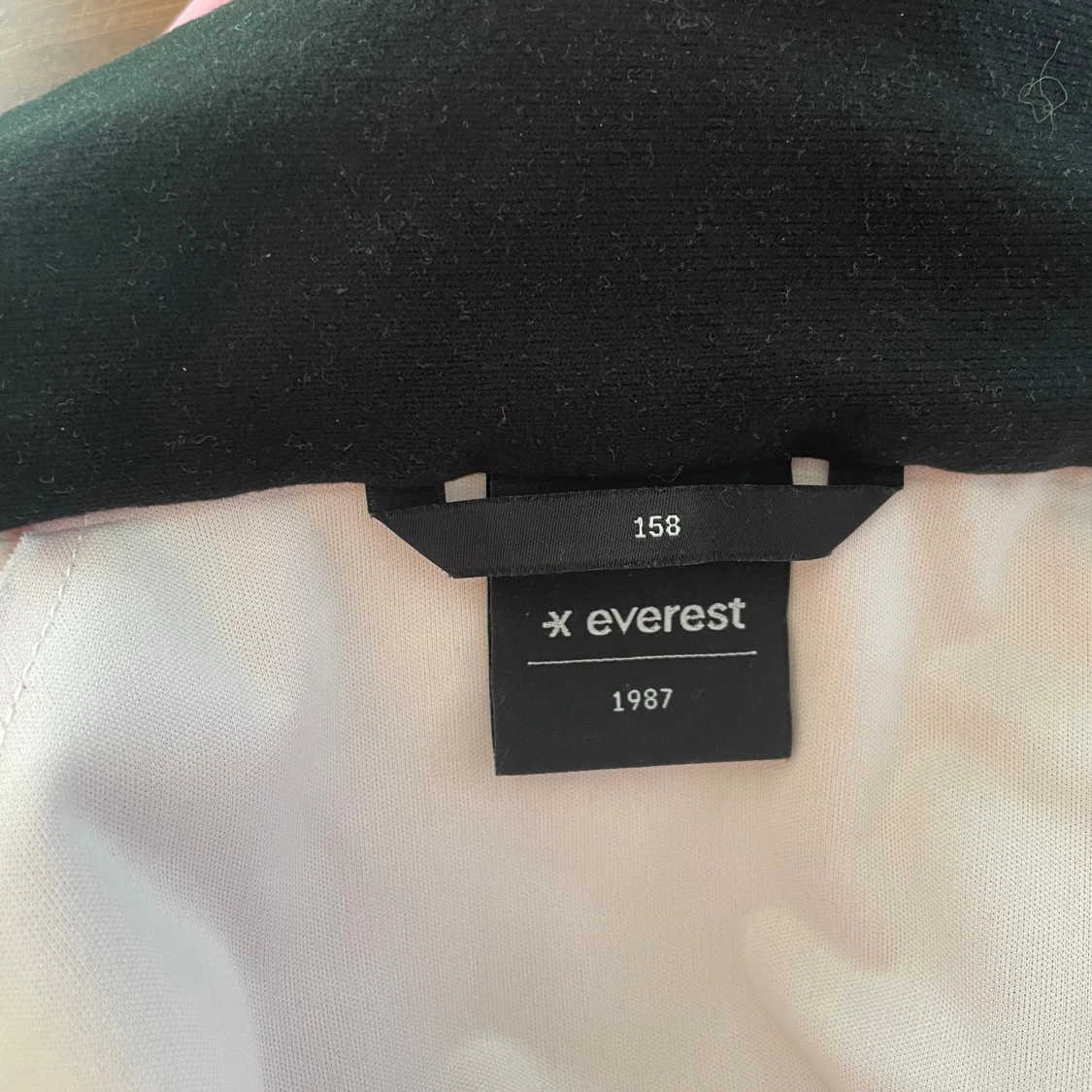 Rosa regnjacka från Everest med huva