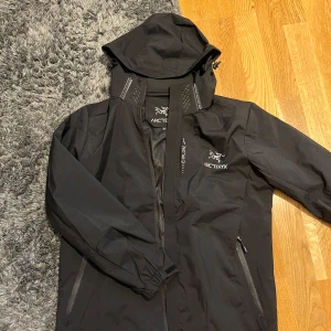 Arcteryx Vind/regnjacka - Säljer Arcteryx vindjacka. Strl M✅Passar dig bäst som är ca 170-180cm. Perfekt till hösten! Skick 9,5/10. Inga tecken på användning👌Hör av dig vid frågor!