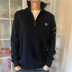 Mörkblå stickad kofta från Henri Lloyd - S - Jag säljer den här riktigt snygga stickade koftan från Henri Lloyd i storlek S. Den är i fint skick utan skador och defekter. Tveka inte att höra av er!