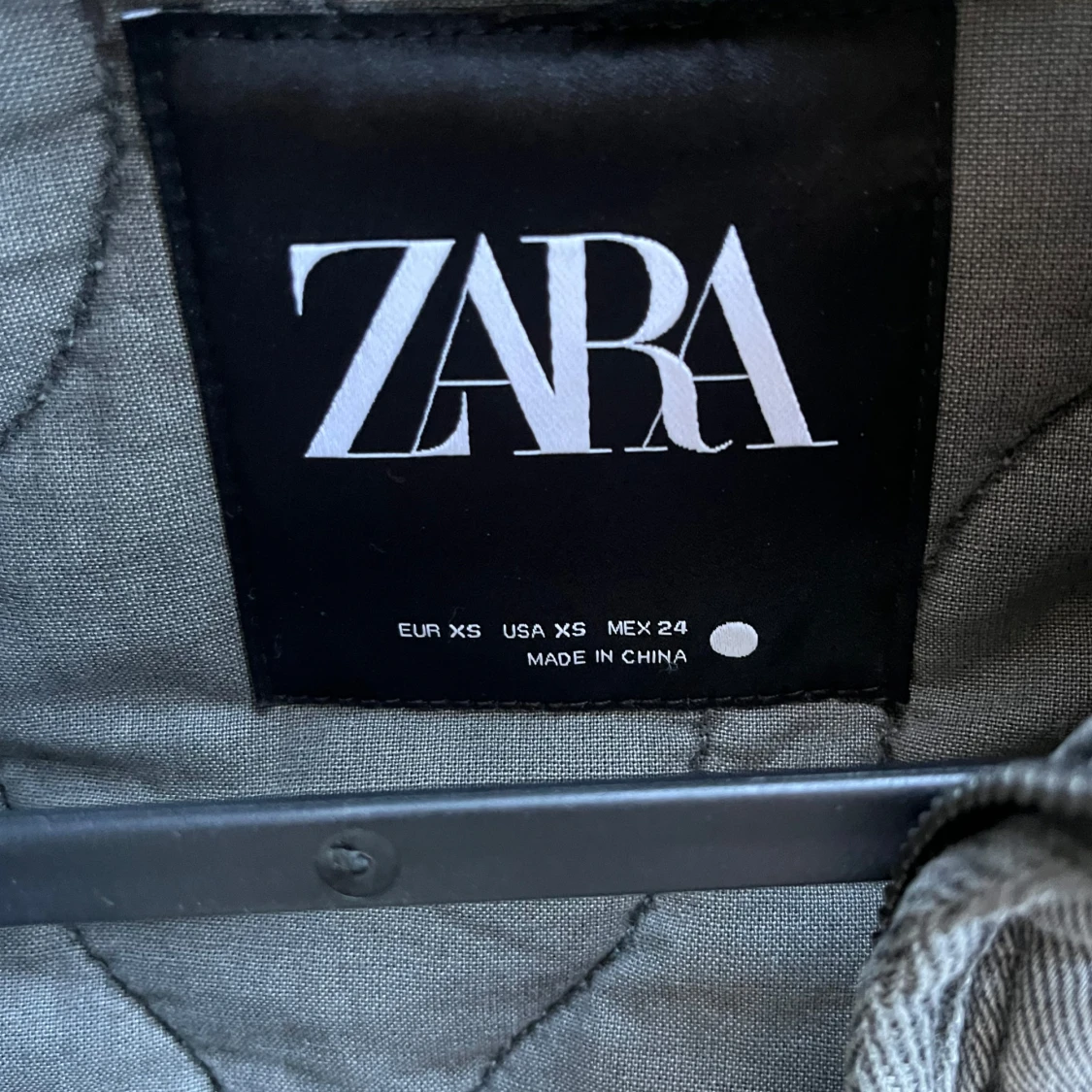 Grå quiltad jacka från Zara XS - 3