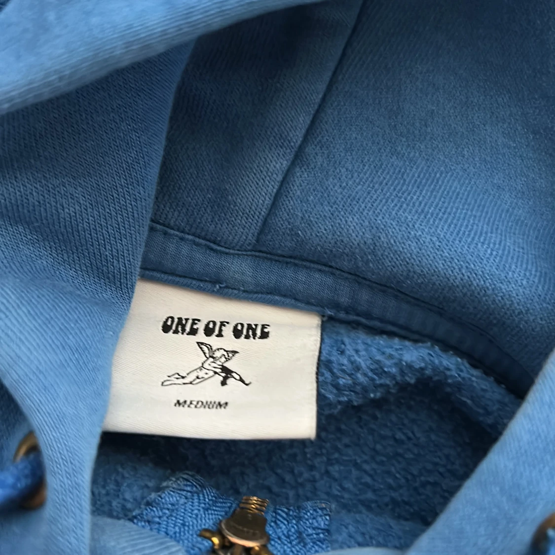 Blå hoodie One of One med rhinestone - 3