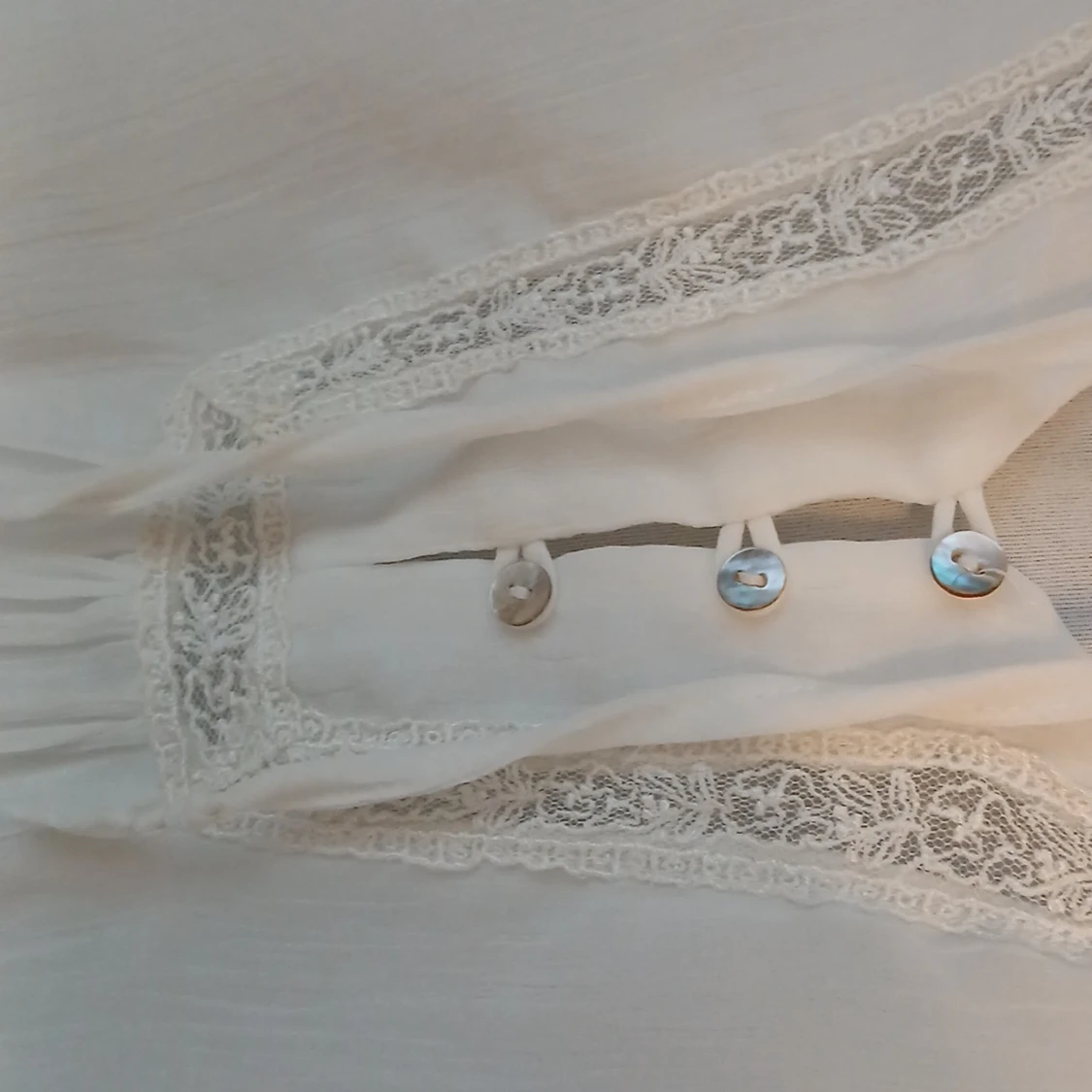 Vit blus med spets och knyt - 2