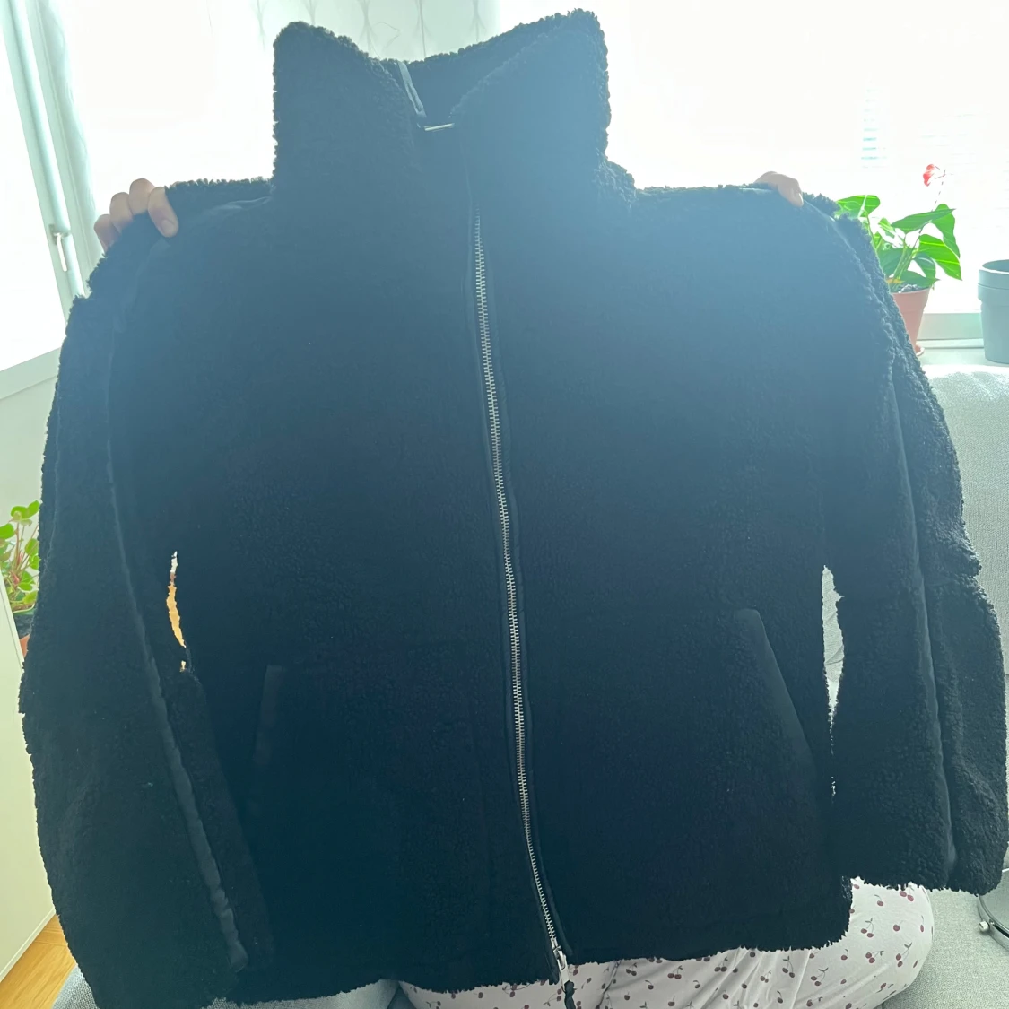 Svart teddyjacka med dragkedja - 1