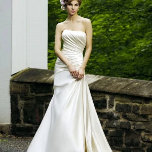 Champagnefärgad långklänning Sincerity - Säljer en elegant champagnefärgad långklänning från Sincerity Bridal, modell 3622. Klänningen har axelbandslös design, draperad överdel och snörning i ryggen. Materialet är glansigt och känns lyxigt, perfekt för bal eller nyår. Passformen är normal och klänningen har en vacker släp.  Bröllopsklänning från Sincerity bridal  Storlek ; S  Färg ; Alabsster  Fint skick  Kemtvättad september 2025 Pris : 2800kr ( inköpspris 10,000kr) 