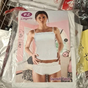 Vit spetsdetaljerad linnetopp F-Z - Säljer en vit linnetopp från F-Z Lingerie med smala axelband och spetsdetalj upptill. Toppen är enkel och stilren, perfekt att ha under andra plagg eller som den är. Mjukt material som känns skönt mot huden.