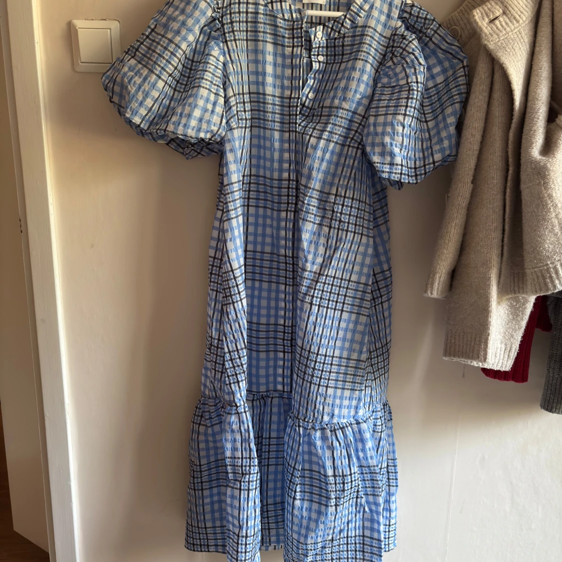 Blårutig klänning med puffärm från Vila