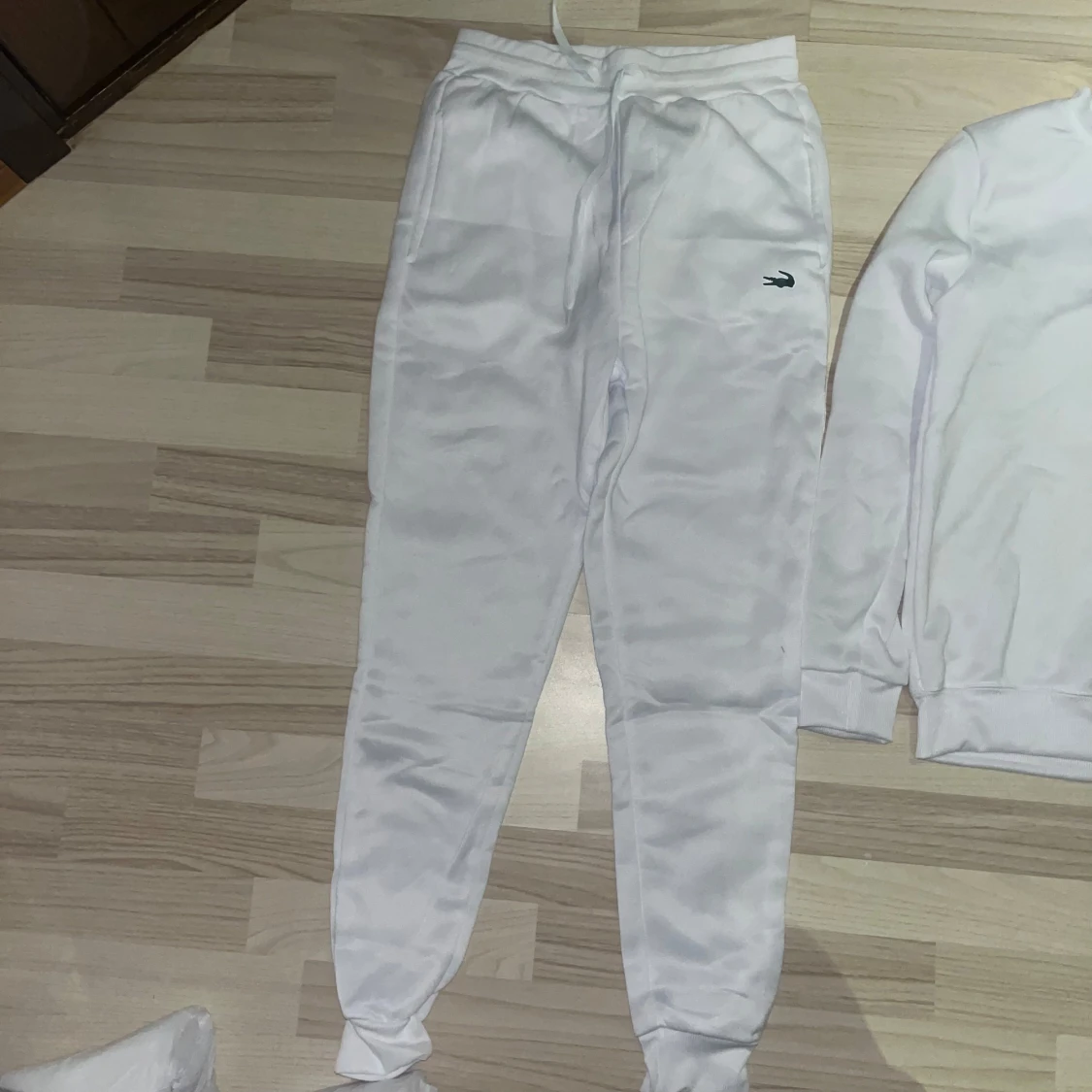 Vit sweatshirt och byxor, Lacoste set - 2