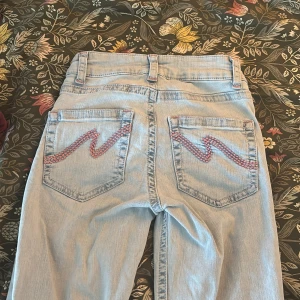 Nelly low waist byxor  - Ljusblå jeans från Nelly med rosa på stygnen😍 jätte gulliga och low waist. Säljer pga andras stil och att dom är för små så dom är aldrig använda❤️ kan tänka mig sänka priset på snabbt köp
