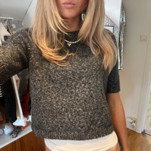 Mörkgrå stickad tröja med kort ärm - Mysig mörkgrå stickad tröja med korta ärmar och rund hals. Storlek S💓💓