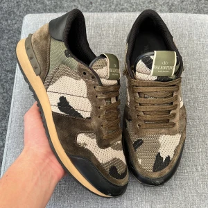 Valentino rockrunners  - Säljer nu dessa extremt feta valentino rockrunners som är perfekta vinterskor! Detta är en av de snyggaste colorwaysen man kan ha! Size: 40! Kan även passa 41! Skick: 9/10 jättebra skick! Självklart äkta! Vad ingår? Endast skorna! Nypris 7600kr! Hör av dig vid minsta fundering 🙌