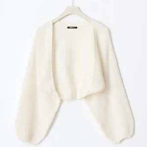 Vit stickad bolero - Trendig stickad bolero från Gina tricot! Storlek Large men passar mig som bär small för en oversize fit