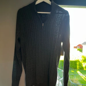Mörkgrå halv zip sweatshirt  - Tja! Säljer ni min helt nya mörkgråa halv zip sweatshirt i storlek S, den är i nyskick, passar dem som är 175-185 cm, skriv om ni har några frågor eller funderingar🙌🙌🙌