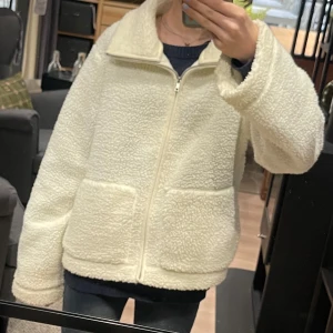 Vit teddyjacka med dragkedja från Lager 157 - Vit Teddy jacka från lager 157