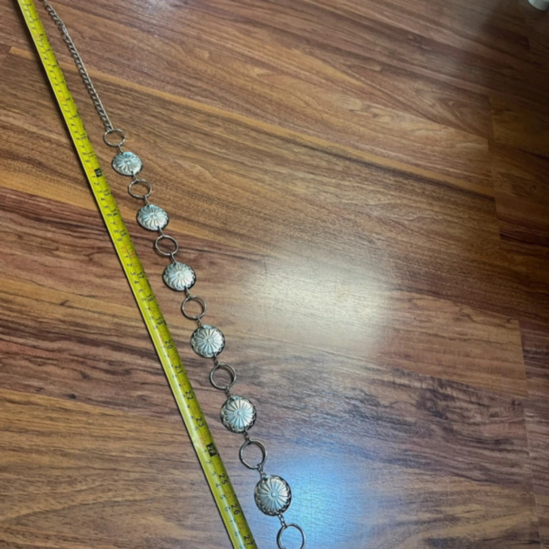 Silvrigt kedjebälte med blommor - 3