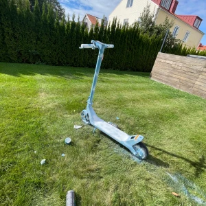 Elscooter Xiaomi 4lite 2 gen (ommålad) - Elscooter i standardstorlek, nyligen ommålad i ljusblått. Märke och modell ej synliga p.g.a. färg. Synligt slitage och färgstänk, men verkar komplett. Perfekt för dig som vill ha en unik look eller projekt.