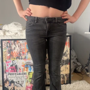 Mörkgrå jeans - Storlek 152 men väldigt stora i storleken.         Tjejen på bilden är 1,63 och bär oftast 34 i jeans