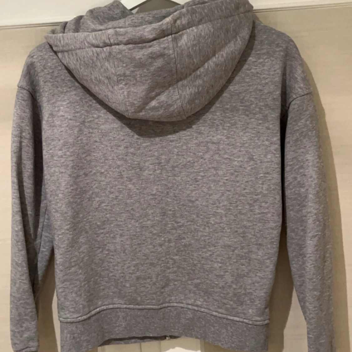 Grå hoodie - 3