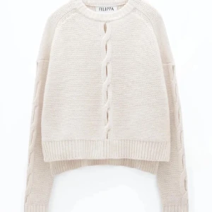 Filippa k vit tröja - Jättefin tröja som är super varm och mysig till hösten!❤️