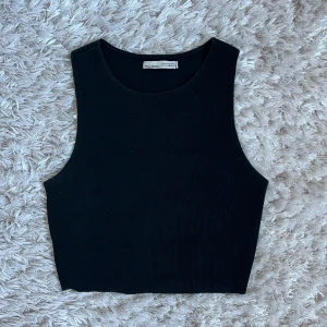 Svart topp - superskön och snygg topp från Pull&Bear perfekt för dag till dag använing och layering! Har inga defekter. Är i storlek M men passar mig som bär S💗Skriv vid eventuella frågor och funderingar💖