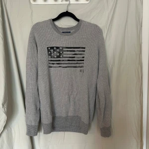 Stickad Ralph Lauren Tröja - Säljer en asfet Ralph Lauren tröja med en usa flagga på, storlek S och i jättefint skick, kom privat vid frågor eller prisdiskution.
