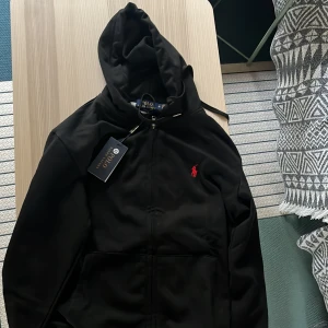 Ny/oandvänd Svart hoodie märkt Ralph Lauren.  - Helt ny Oandvänd tröja märkt Ralph lauren. Säljer den då den är för liten för mig. Storlek M men passar som S 