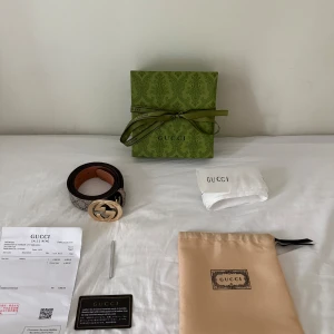 Gucci GG Supreme skärp 90cm - Säljer ett snyggt Gucci GG Supreme bälte i beige och brunt skinn med klassiskt GG-mönster och stor guldfärgad GG-logga som spänne. Bältet är tillverkat i Italien och kommer med originalförpackning, dustbag och äkthetskort.