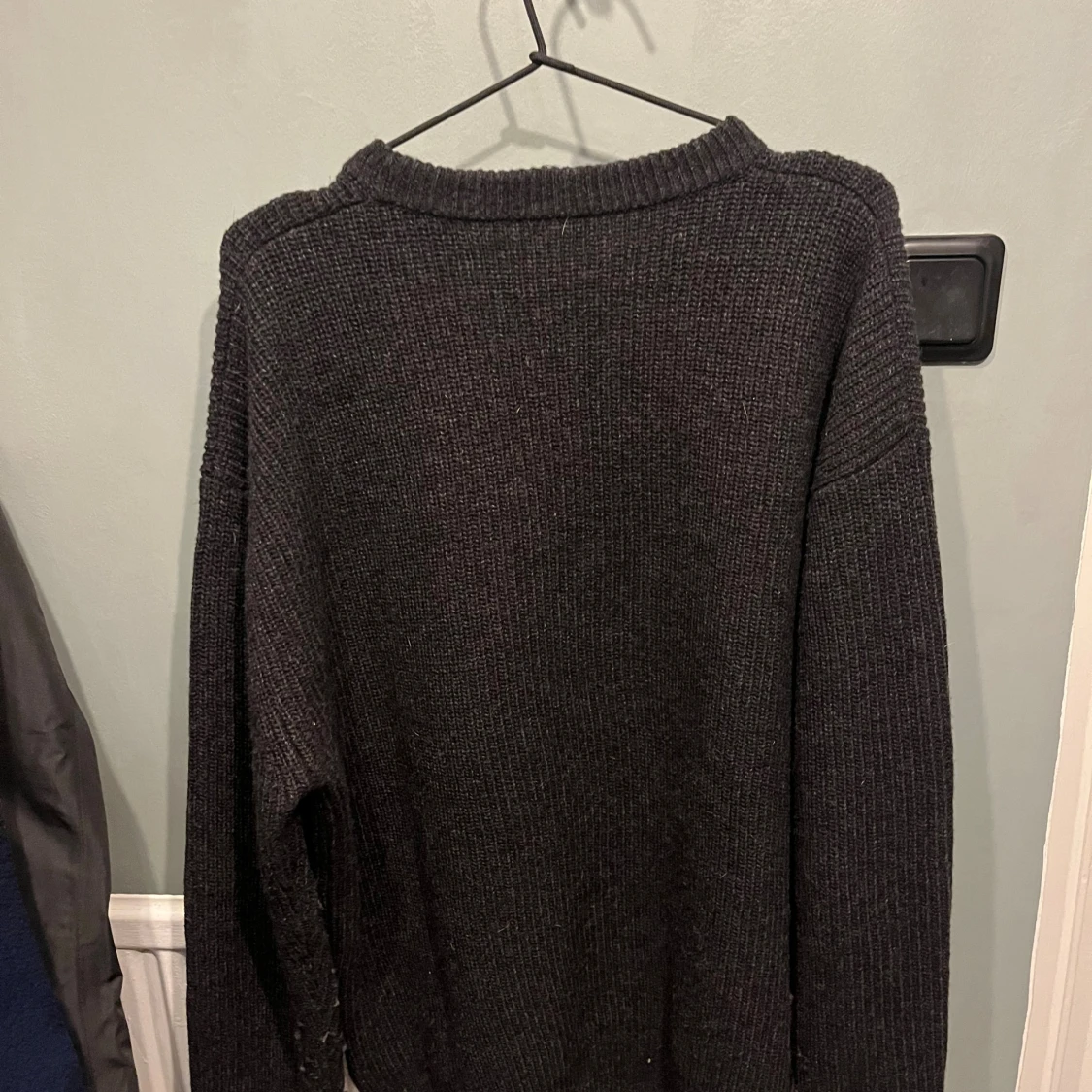 Svart stickad tröja från Woodbird - 1