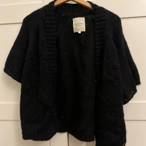 Svart stickad kofta från Part Two - Mysig svart stickad kofta från Part Two i storlek XL, men sitter som M!!
