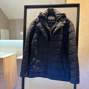 Mörkblå John Hendric Jacka - Säljer nu min gamla John Hendric jacka som är perfekt nu till vintern. Absolut min favorit jacka förra vintern men har köpt en ny så den får tyvärr säljas. Hör gärna av er vid funderingar!