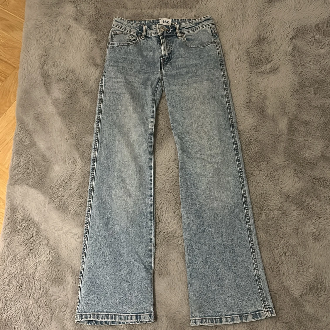 Ljusblå bootcut jeans från lager 157