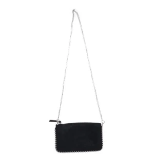 Svart axelväska med kedjerem - Stilren svart axelväska i mocka med silverfärgad kedjerem och dekorativa kedjedetaljer runt kanterna. Väskan har en dragkedja upptill och en minimalistisk, rektangulär form som passar perfekt för att bära det viktigaste.