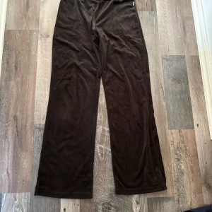 Svarta vida mjukisbyxor - Mysiga svarta mjukisbyxor med vida ben och avslappnad passform. Perfekta för chill dagar eller när du vill ha det extra bekvämt. Tillverkade i mjukt material som känns skönt mot huden.