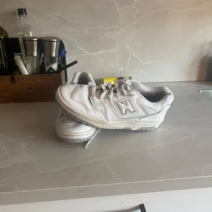 Vita New Balance 550  - Nu säljer jag mina typ nya new balance 550 dom passar till alla månader och årstider men jag tycker bäst på sommaren då dom är sommarskor man funkar till andra årstider också jag har andvänt dom typ 10 gånger