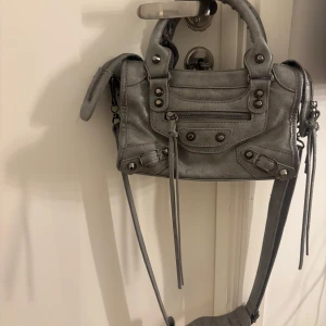 Trendig grå axelväska  - Intressekoll på denna trendiga väska, köptes här på plick men säljer då den inte kommer till användning ☺️Finns 3 fack inuti väskan (se sista bild) Mycket fint skick!