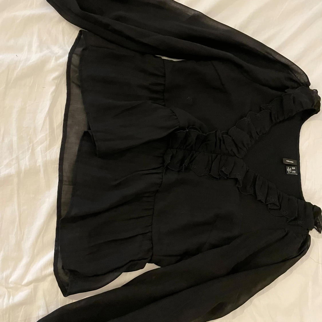 Svart blus med volang från Vero Moda💓 - 1