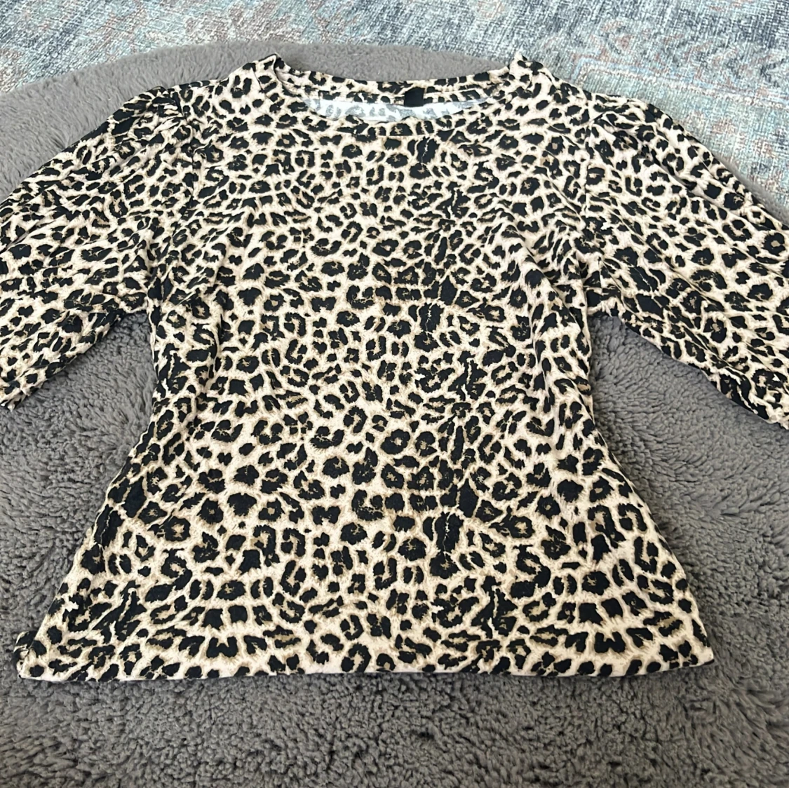 Leopardmönstrad topp i beige och svart XS