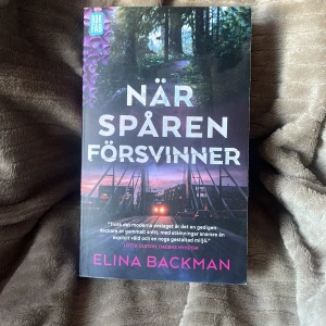 När spåren försvinner - Säljer denhär boken för jag köpte den men började läsa den men läste aldrig klart den och nu sitter den bara och samlar damm skriv om du jag fler frågor 