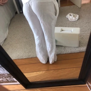 Vita linnebyxor med snörning - Säljer ett par fräscha vita linnebyxor str XS och lågmidjade. Byxorna har raka ben och är perfekta för varma dagar.  Har tre små fläckar på ett av benen, knappt märkbart 