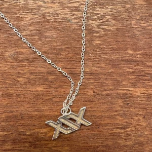 XIX Silver halsband Sidemen - Snyggt halsband i äkta silver från Sidemens märke XIX. Kedjan är tunn och stilren, och hänget har en unik, kantig design. Märkt med S925 för sterlingsilver. Perfekt för dig som gillar enkla men personliga smycken. Priset går att diskutera vid snabbt köp