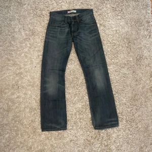 Levi's 506 jeans W30 L32 mörkblå - Mörkblå Levi's 506 jeans med klassisk femficksdesign och raka ben. Riktig snygg färg och sjukt bea skick