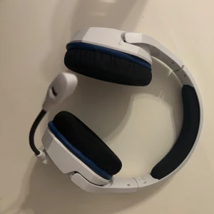 HyperX Cloud Stinger Core - HyperX Cloud Stinger Core gamingheadset i vitt med blå detaljer. Utrustad med justerbar mikrofon och bekväma öronkuddar. Perfekt för spel med tydligt ljud och komfort under långa sessioner. Nypris är 699kr och de är HELT oanvända!!!