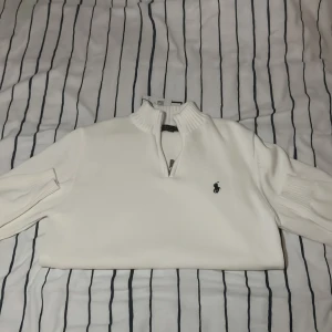 Ralph Lauren Quarter Zip - Vit quarter zip från Ralph Lauren i storlek XL, dock liten i storleken och passar mer som M/L, ny och oanvänd 🙂