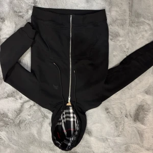 Svart hoodie från Burberry med dragkedja - Helt ny, använde den 1 gång och tyckte det inte var min stil