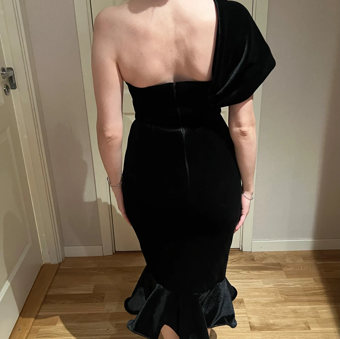 Svart långklänning med volang - 3