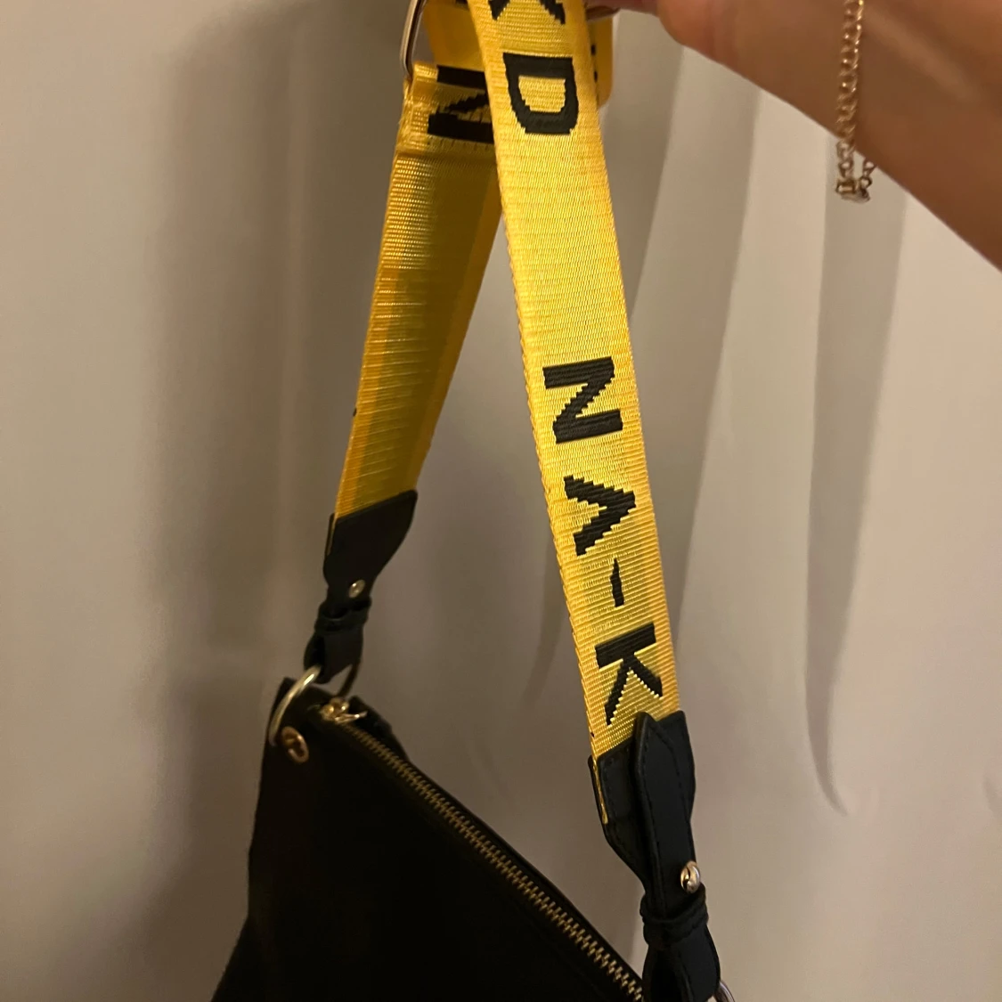 Svart axelväska från NA-KD med gul rem - 1