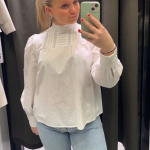 Fin blus från Zara - Säljer nu denna fina blus från Zara då den inte kommer till användning, sparsamt använd 🩷