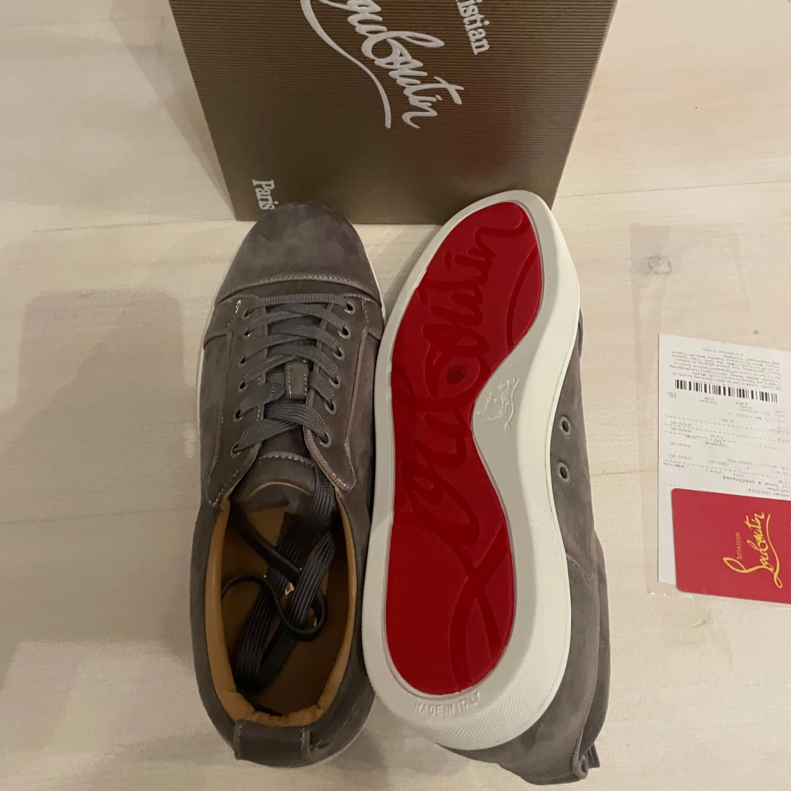 Grå mockasneakers från Louboutin